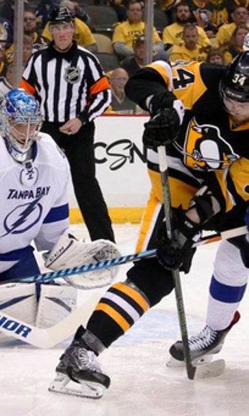 Lightning lose goalie Bishop, still top Penguins in Game 1